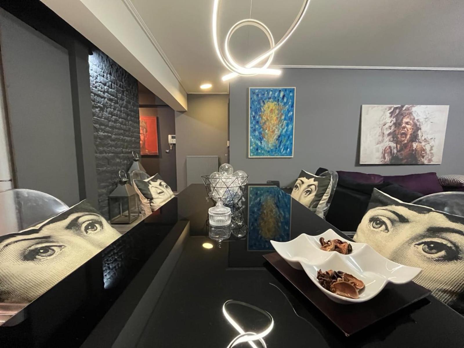 H 3 Bedrooms